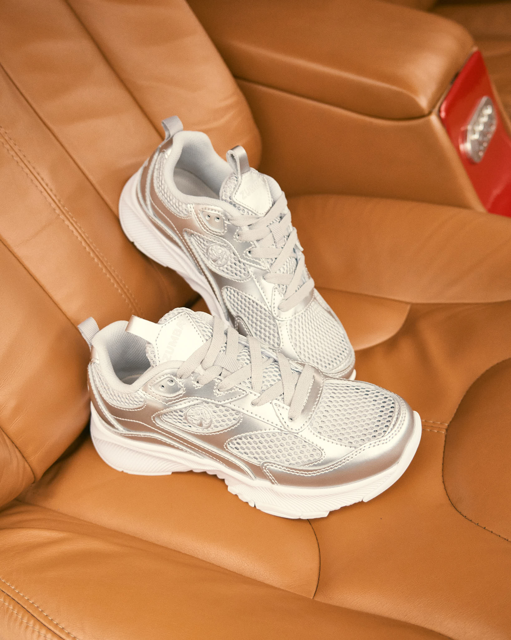 Srebrne buty sportowe