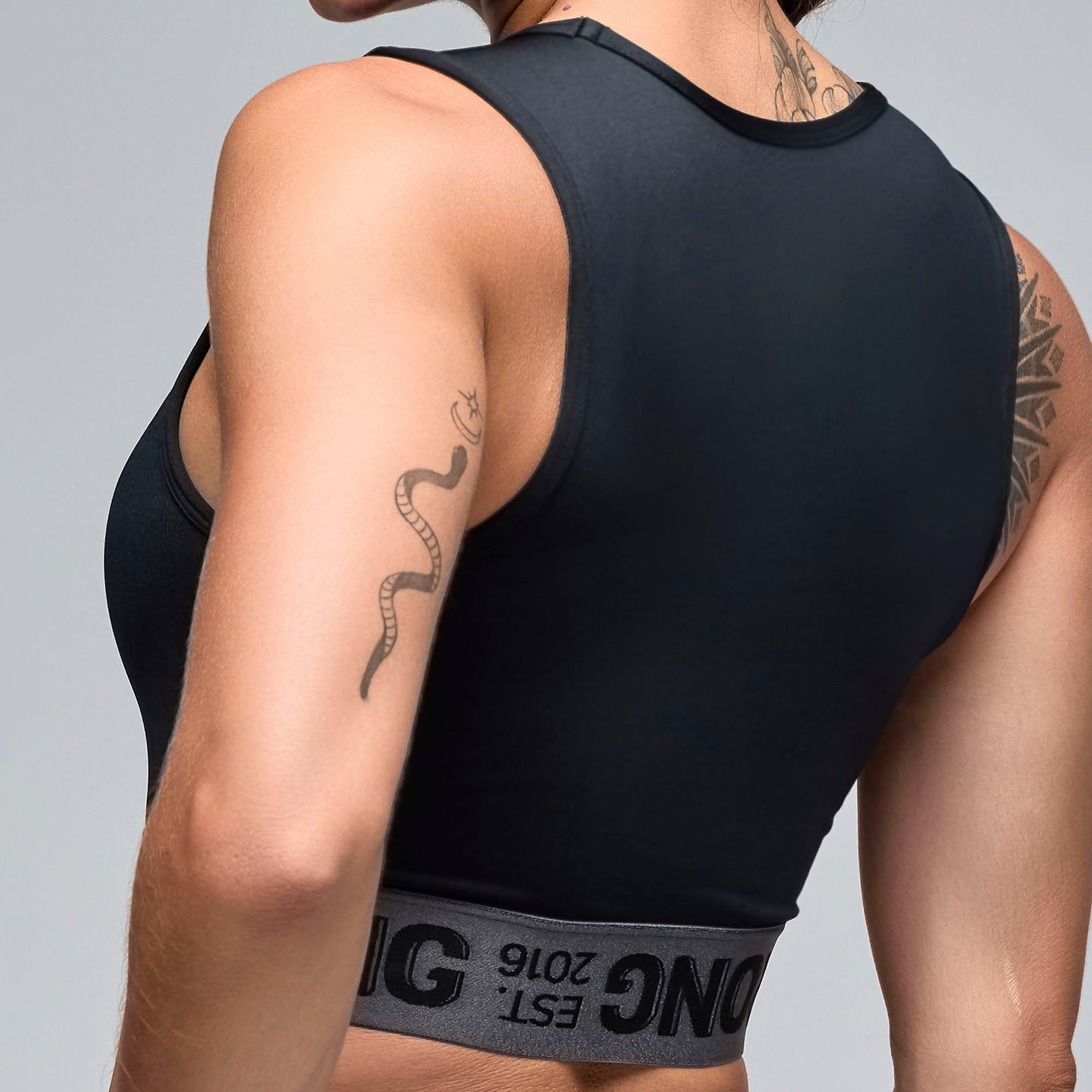 Crop top z elastycznym pasem STRONG iD