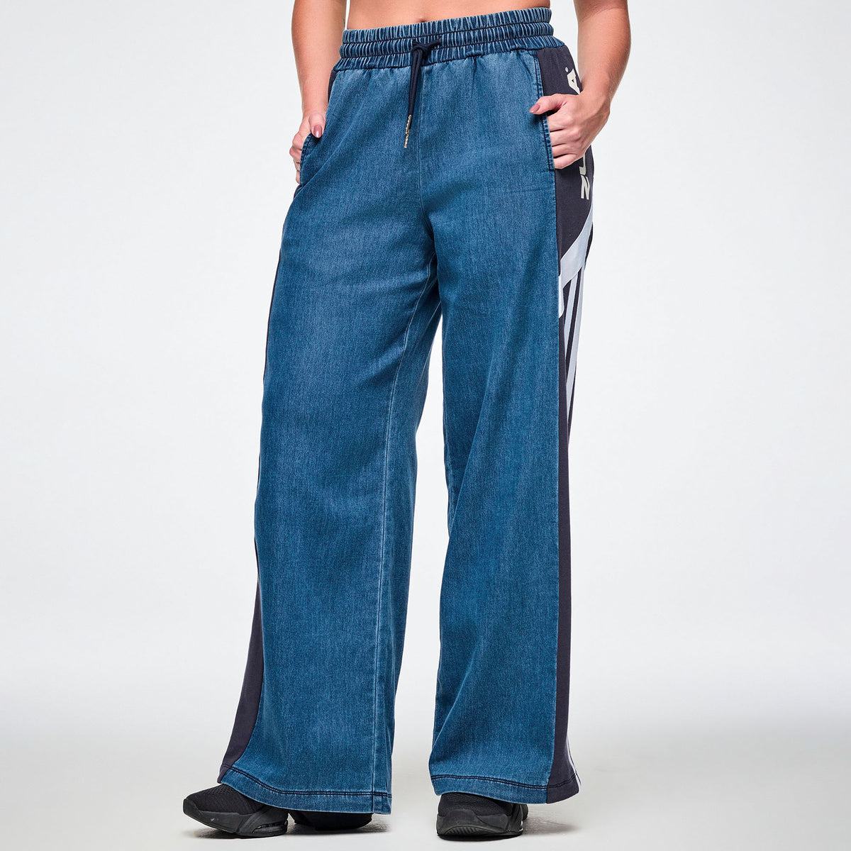 Jeansowe spodnie z szerokimi nogawkami i lampasami – widok z przodu | Zumba Wear