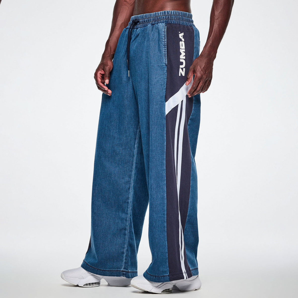 Jeansowe spodnie z szerokimi nogawkami i lampasami – widok z boku na modelu | Zumba Wear