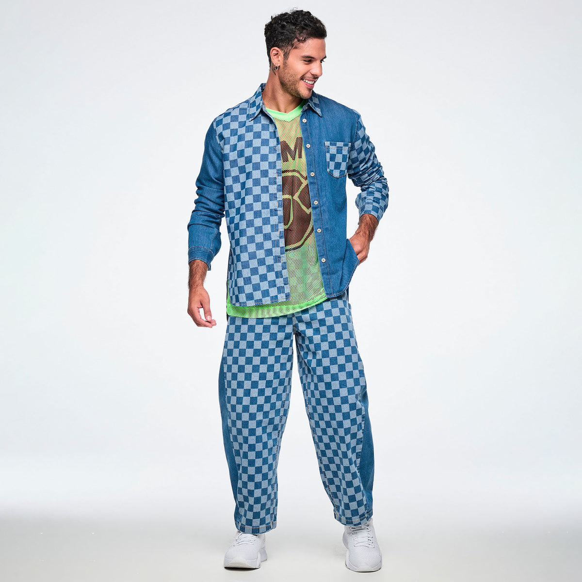 Jeansowe spodnie barrel w szachownicę – stylizacja z koszulą | Zumba Wear