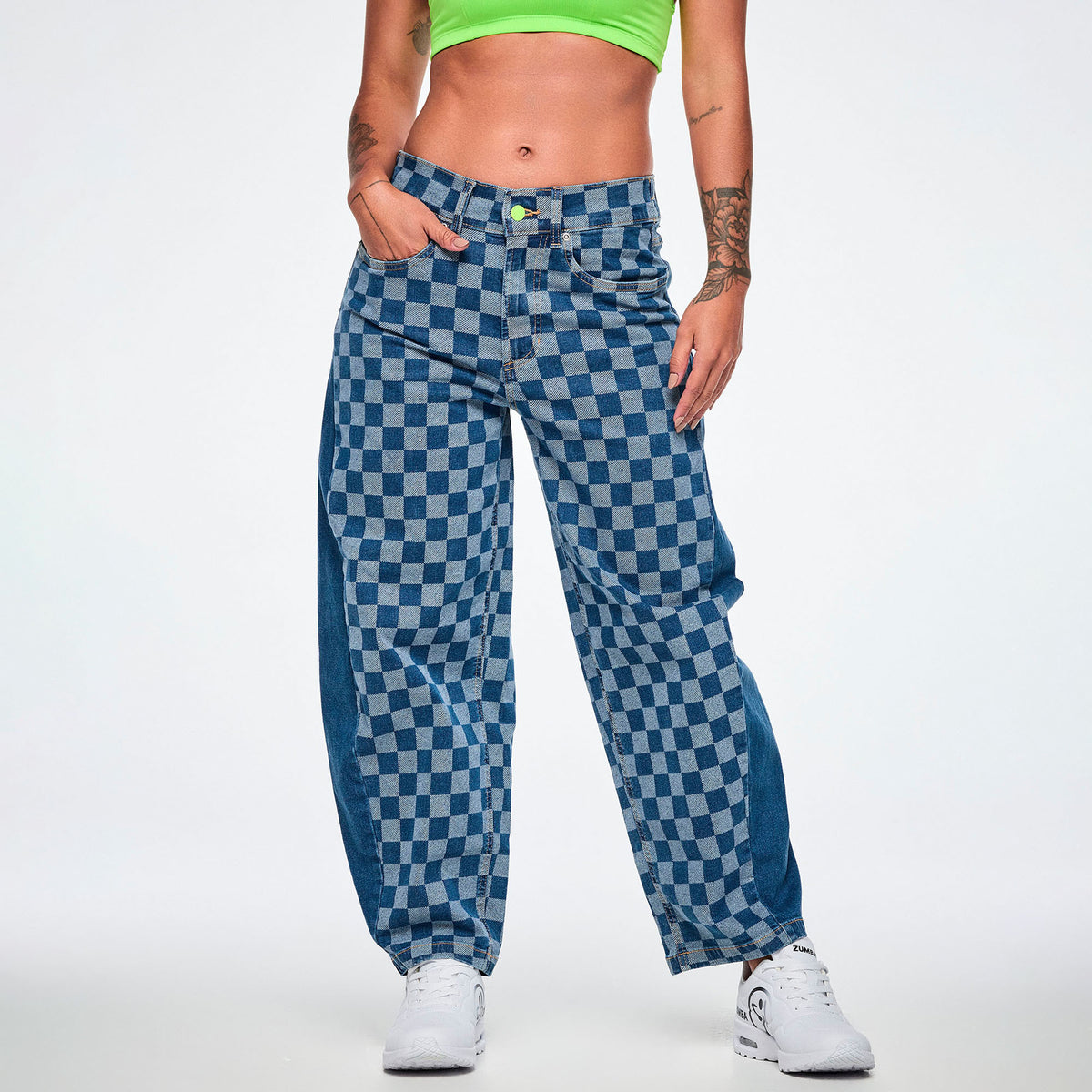 Jeansowe spodnie barrel w szachownicę – widok z przodu | Zumba Wear