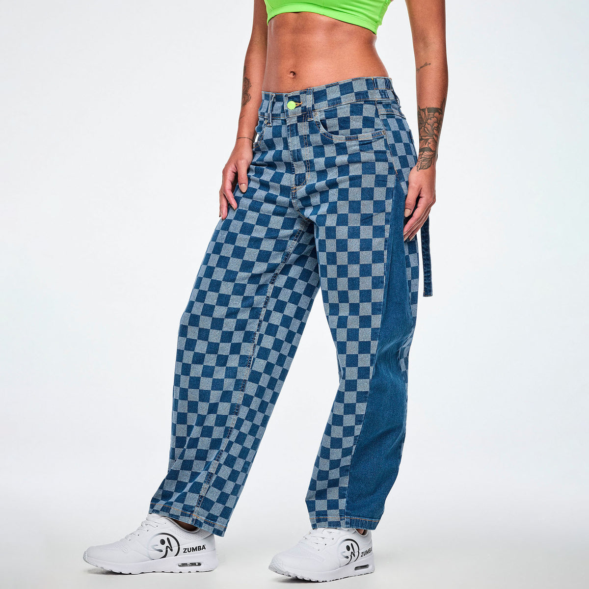 Jeansowe spodnie barrel w szachownicę – widok z boku | Zumba Wear