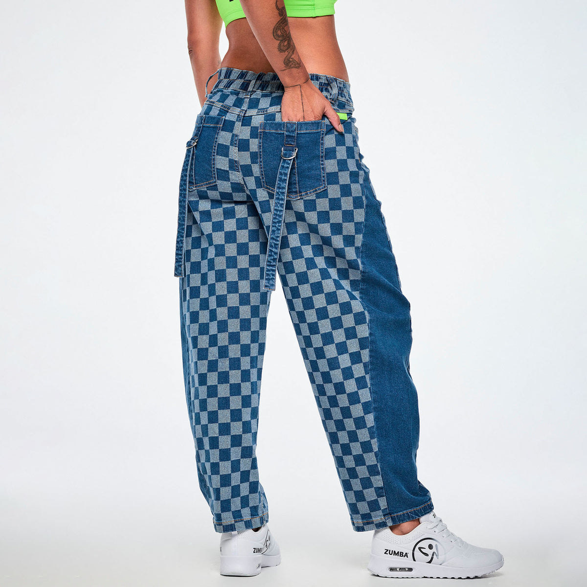 Jeansowe spodnie barrel w szachownicę – widok z tyłu | Zumba Wear
