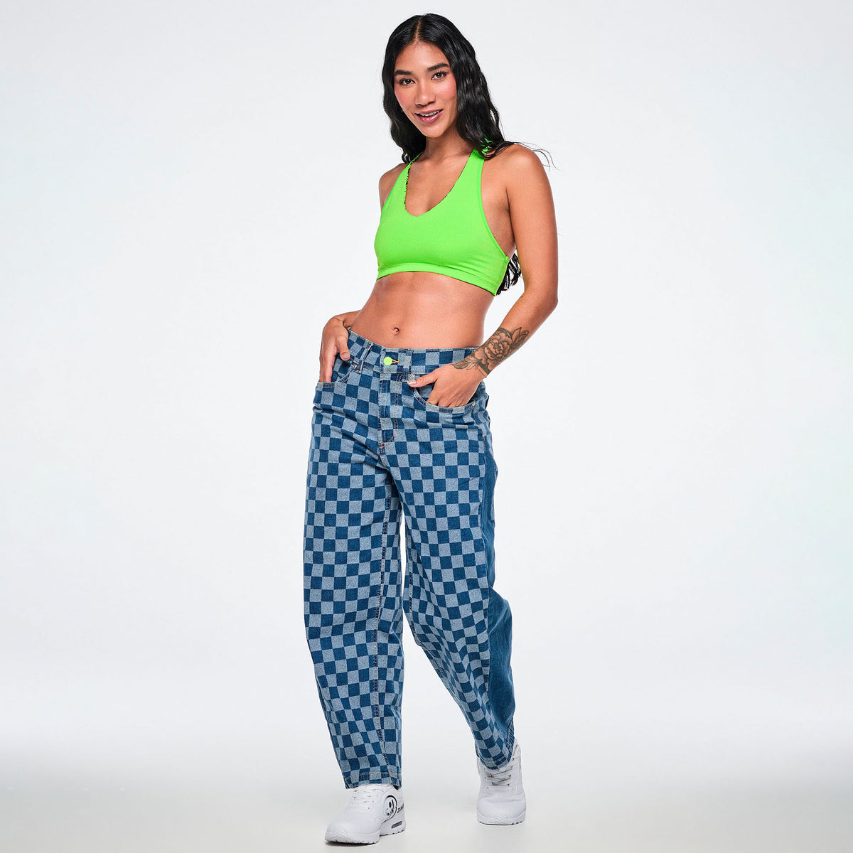 Jeansowe spodnie barrel w szachownicę – sylwetka modelki | Zumba Wear