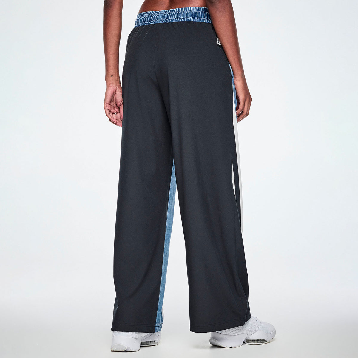 Jeansowo-czarne szerokie spodnie z lampasami – widok z tyłu | Zumba Wear