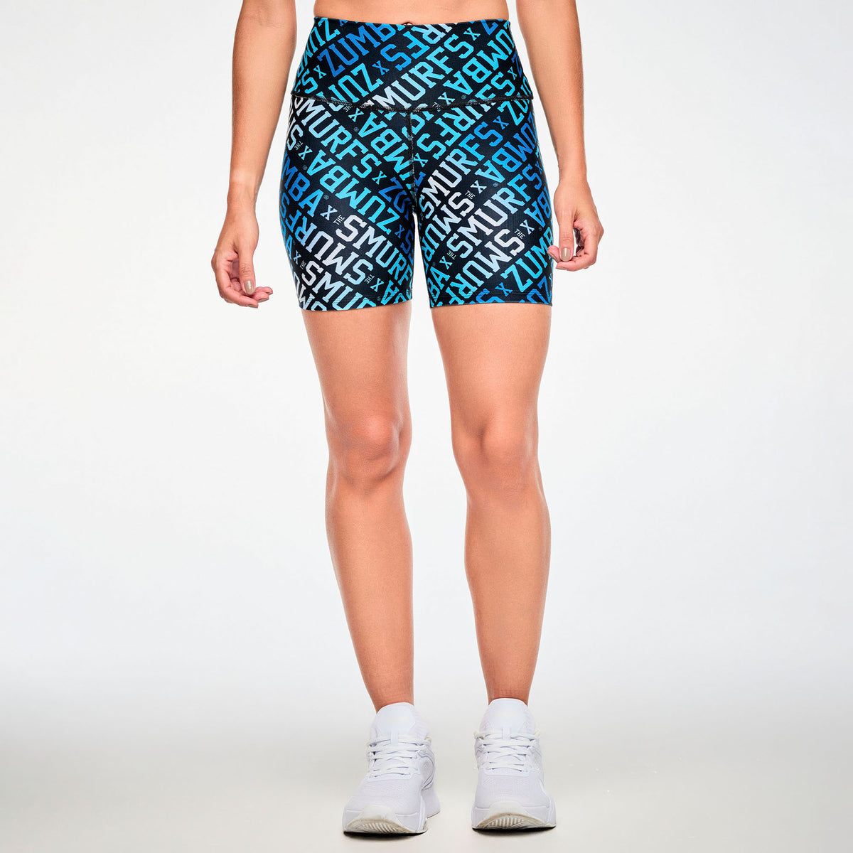 Niebieskie kolarki z wysokim stanem w napisy Smerfy – widok z przodu na modelce | Zumba Wear