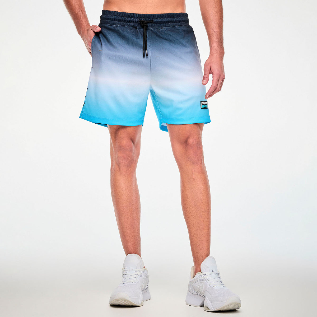 Niebieskie szorty z siateczki z cieniowaniem i Smerfem – widok z przodu na modelu | Zumba Wear