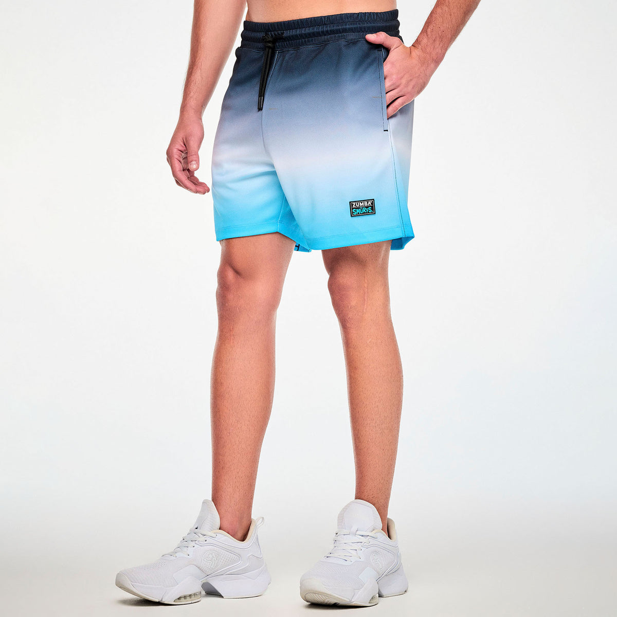Niebieskie szorty z siateczki z cieniowaniem i Smerfem – widok z boku na modelu | Zumba Wear