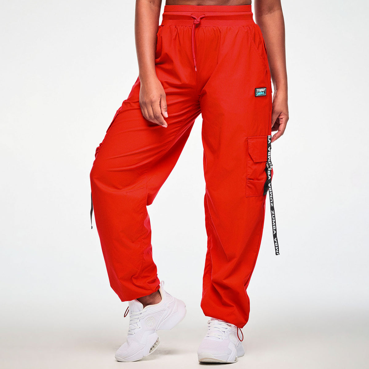 Czerwone spodnie cargo z taśmami ZUMBA – widok z boku na modelce | Zumba Wear