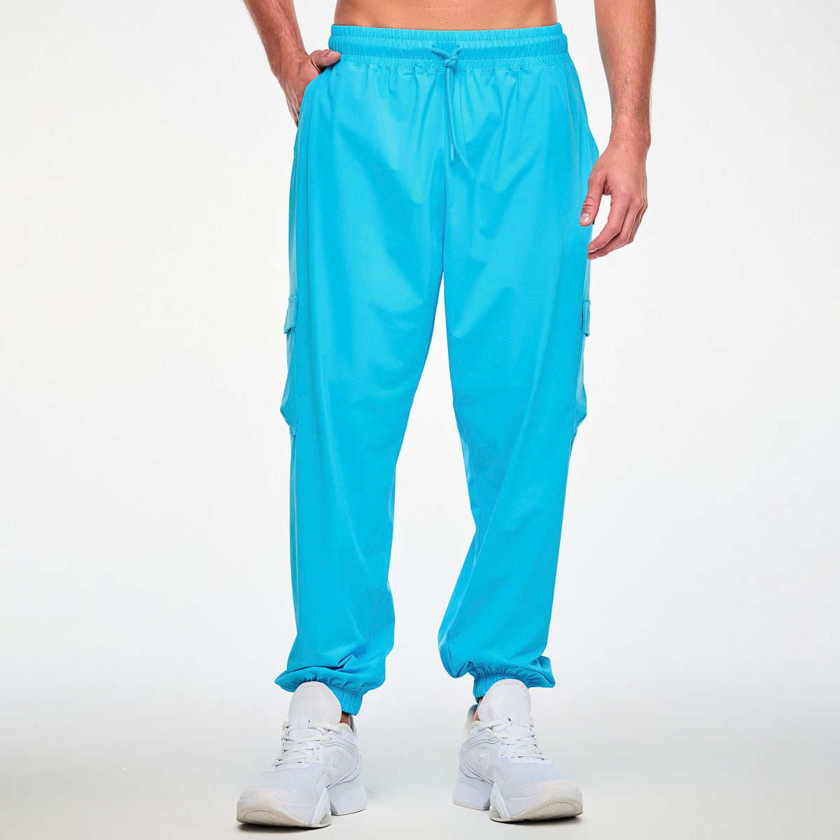 Turkusowe spodnie cargo baggy – widok z przodu na modelu | Zumba Wear