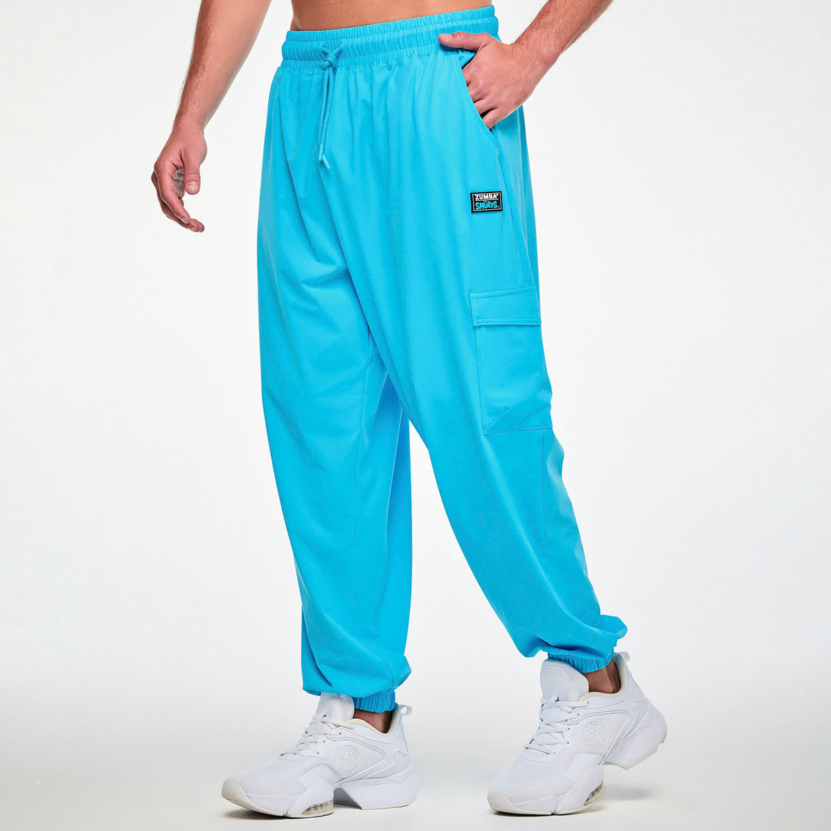 Turkusowe spodnie cargo baggy – widok z boku na modelu | Zumba Wear