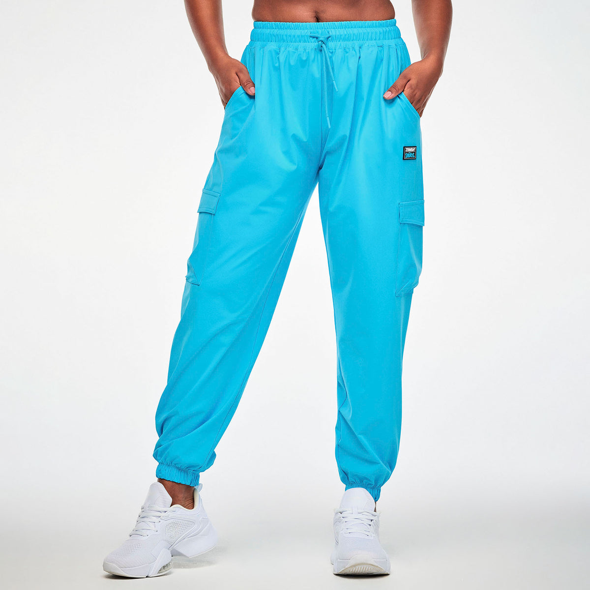 Turkusowe spodnie cargo baggy – widok z przodu na modelce | Zumba Wear