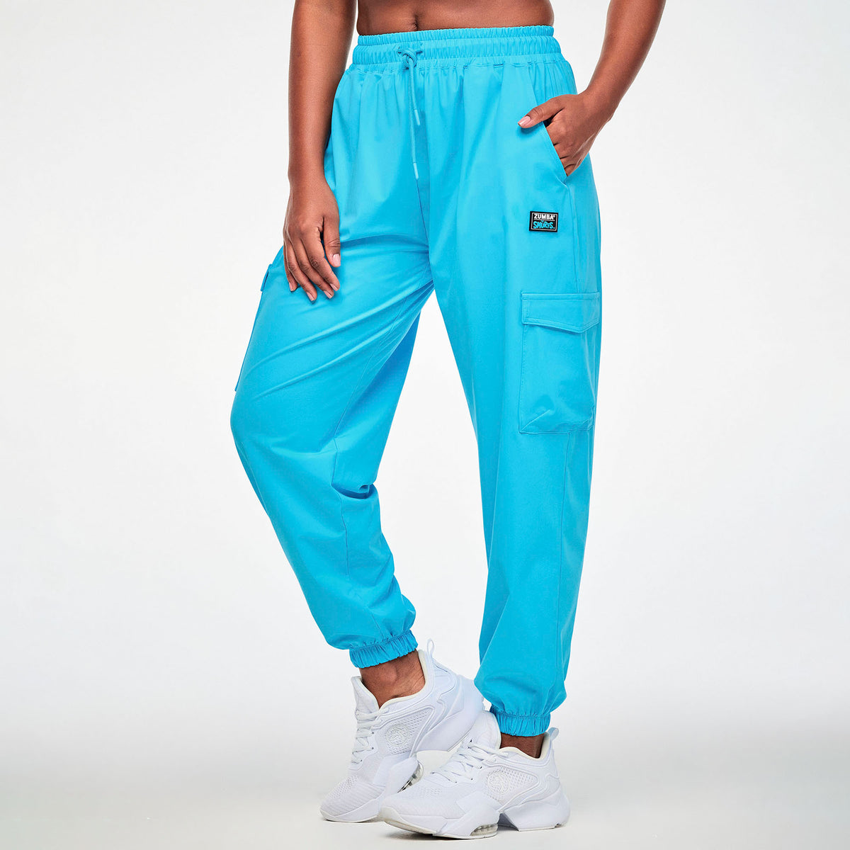 Turkusowe spodnie cargo baggy – widok z boku na modelce | Zumba Wear