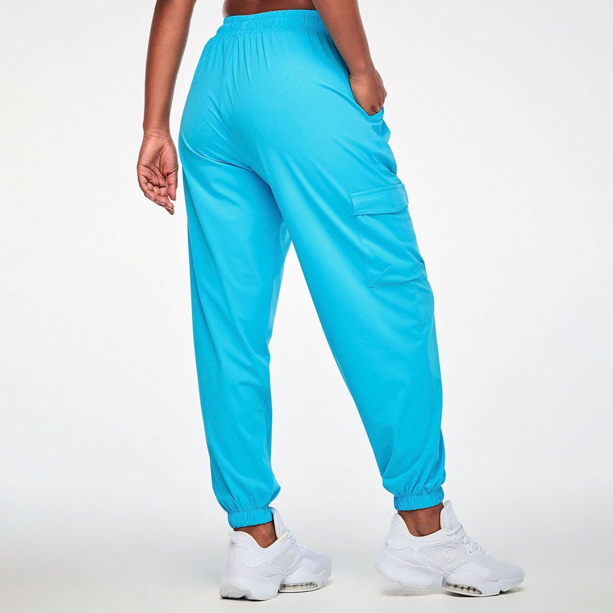 Turkusowe spodnie cargo baggy – widok z tyłu na modelce | Zumba Wear
