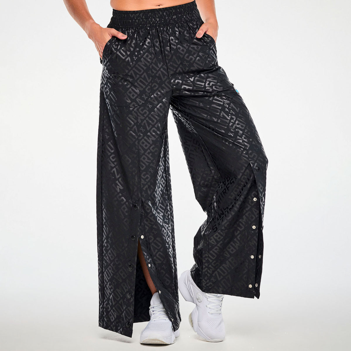 Czarne spodnie z szerokimi nogawkami i zatrzaskami – rozpięte zatrzaski na nogawce | Zumba Wear