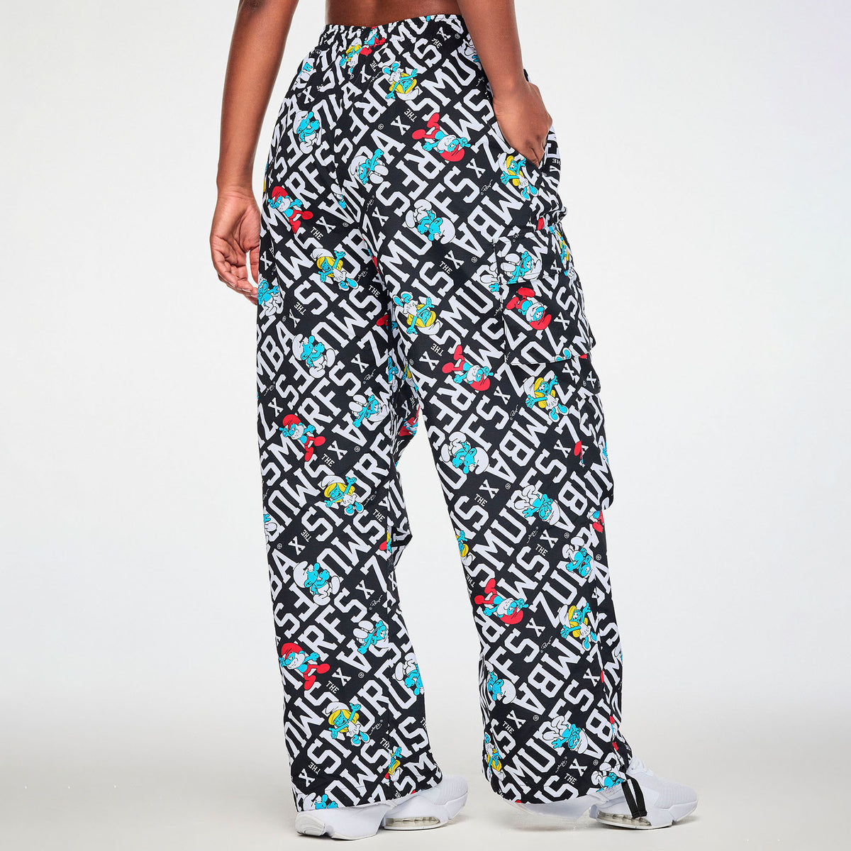 Czarno-białe spodnie cargo oversize ze Smerfami – widok z boku na modelce | Zumba Wear