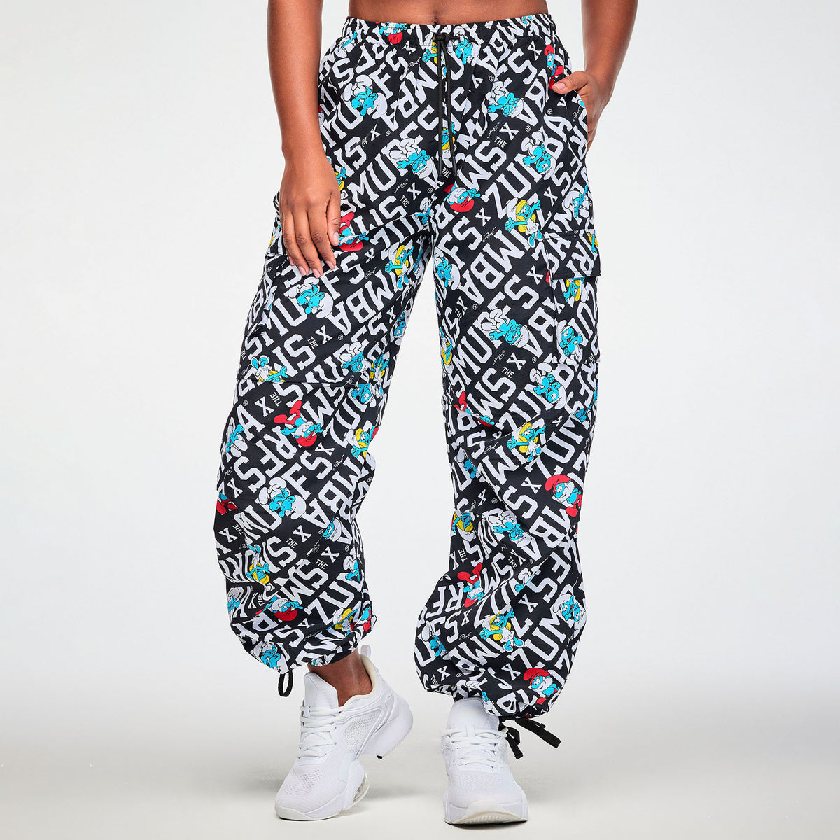 Czarno-białe spodnie cargo oversize ze Smerfami – sylwetka modelki | Zumba Wear
