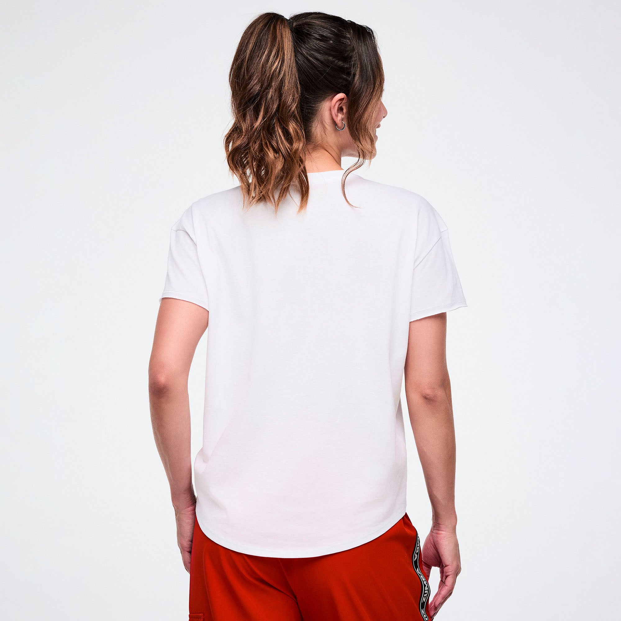 Biały t-shirt z kolorowym nadrukiem