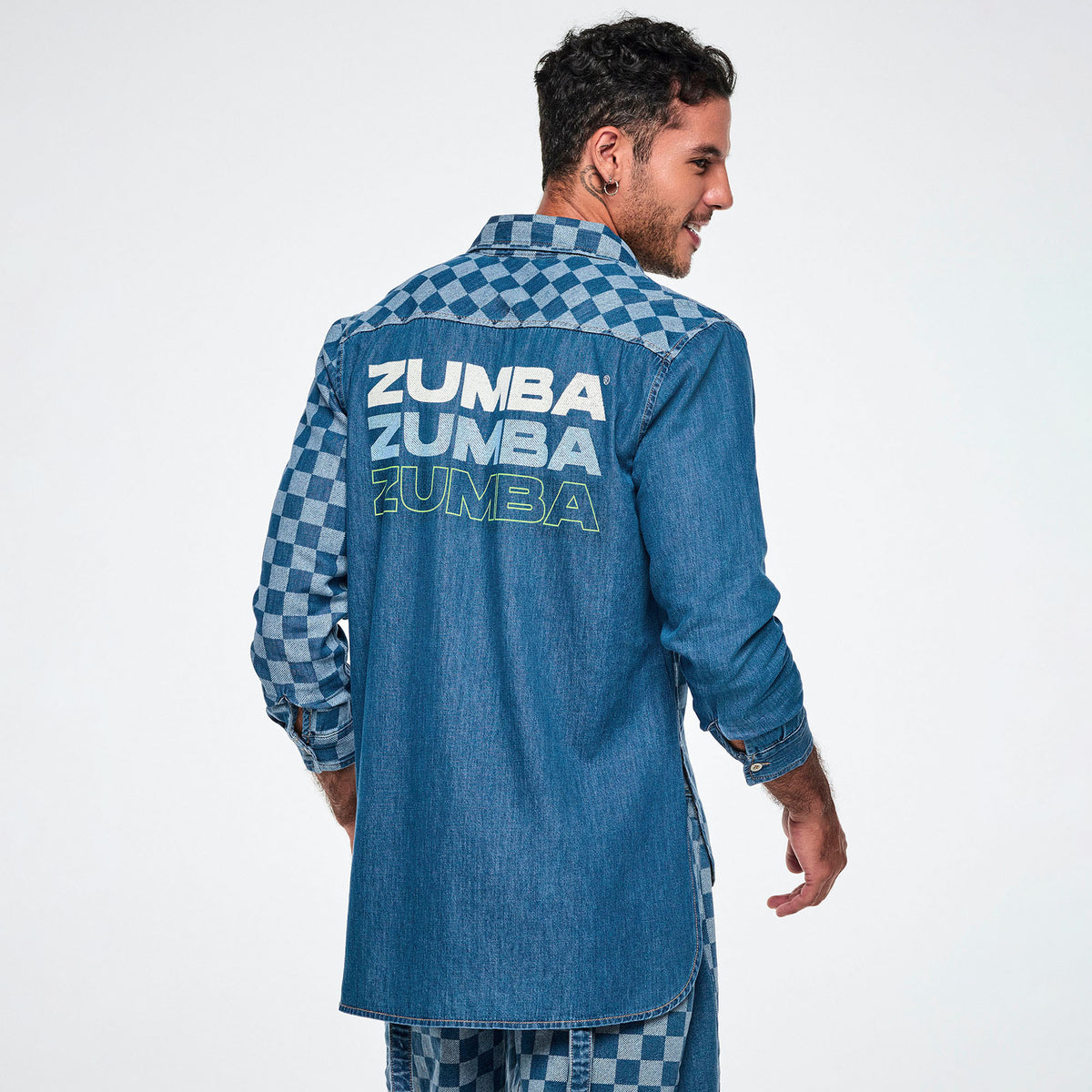 Jeansowa koszula w szachownicę – widok z tyłu z napisem ZUMBA | Zumba Wear