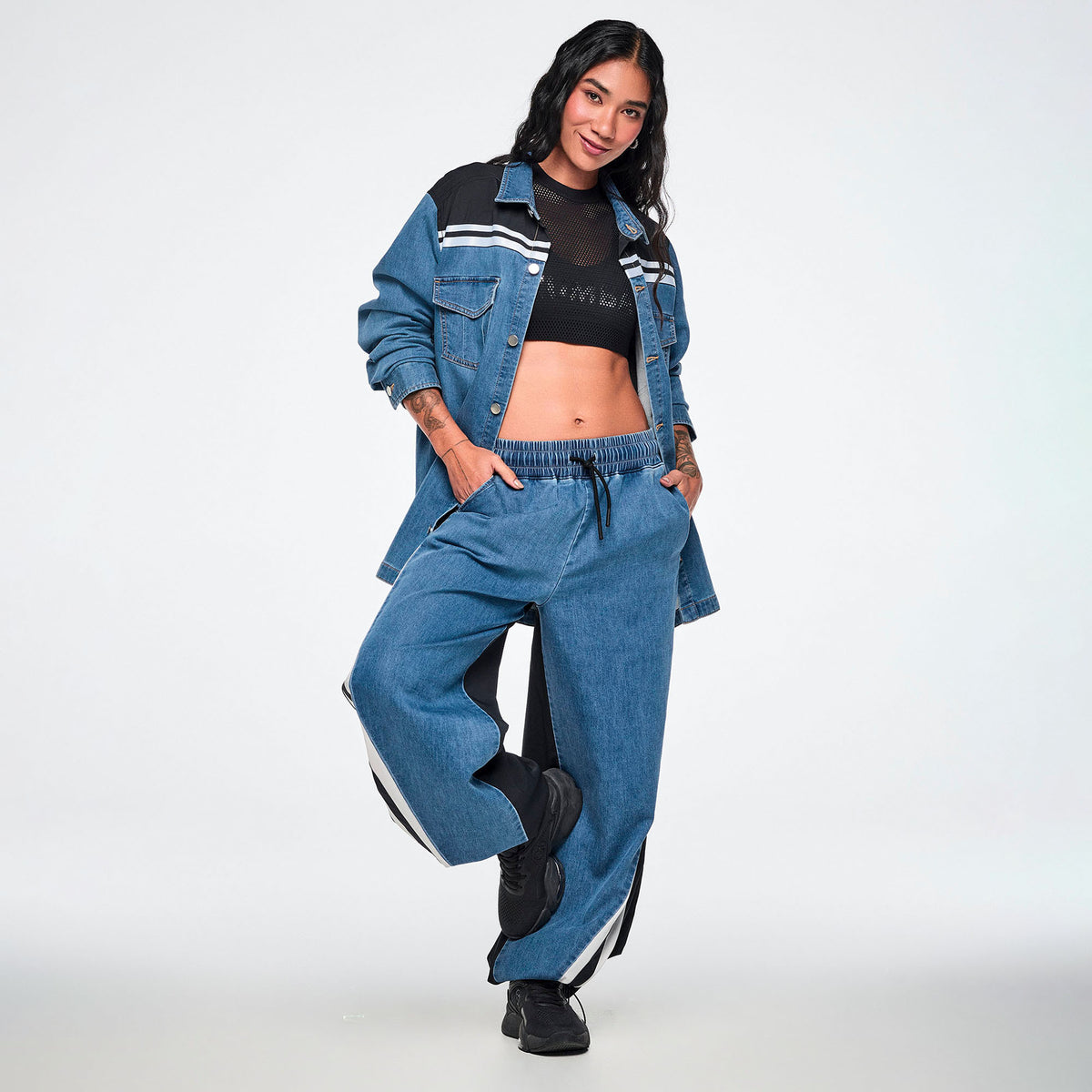 Czarny stanik sportowy z podwójną siateczką – stylizacja z koszulą i spodniami | Zumba Wear