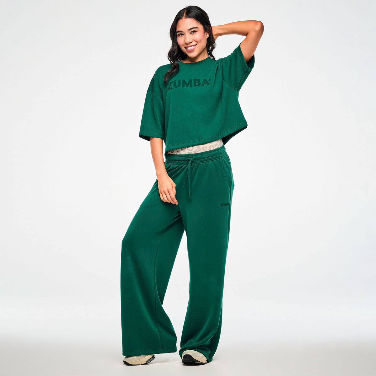 Zielona koszulka z obniżoną linią ramion — Zumba Wear FW26 Modal