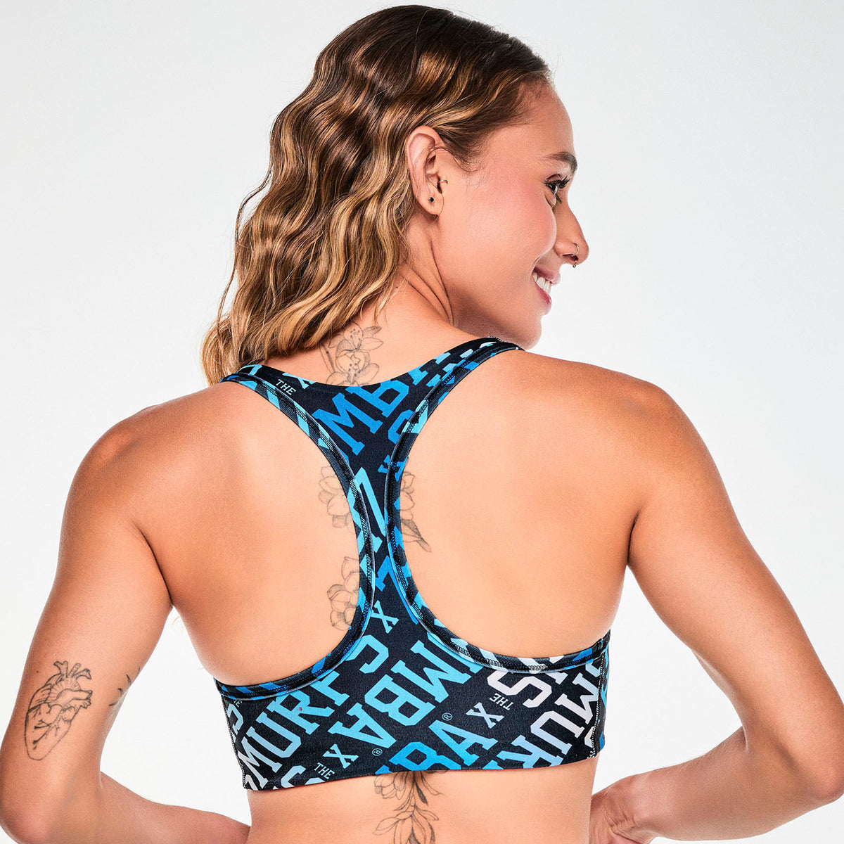 Czerwono-niebieski dwustronny stanik sportowy – strona we wzór – plecy racerback | Zumba Wear