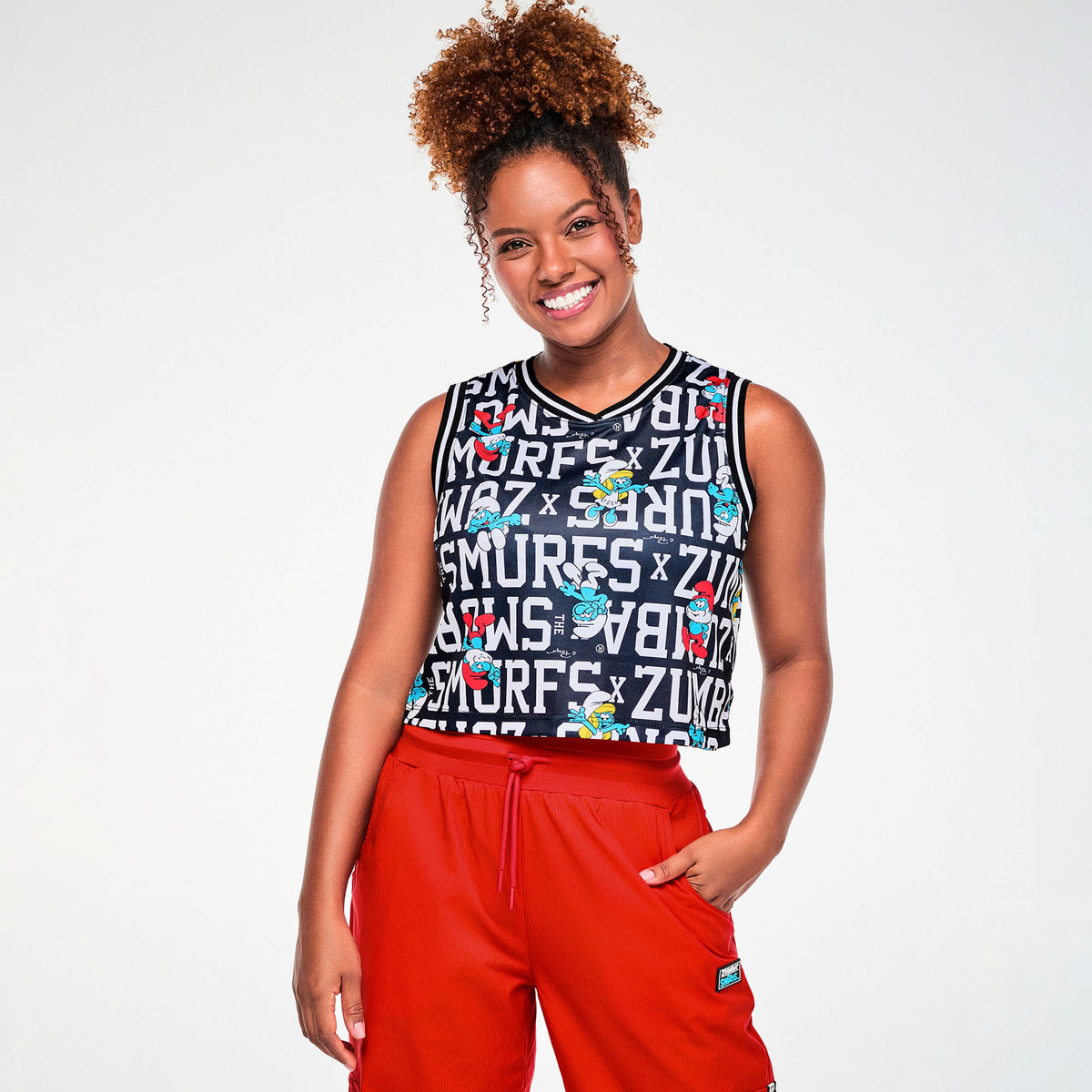 Czarny crop top bez rękawów ze Smerfami – widok z przodu | Zumba Wear