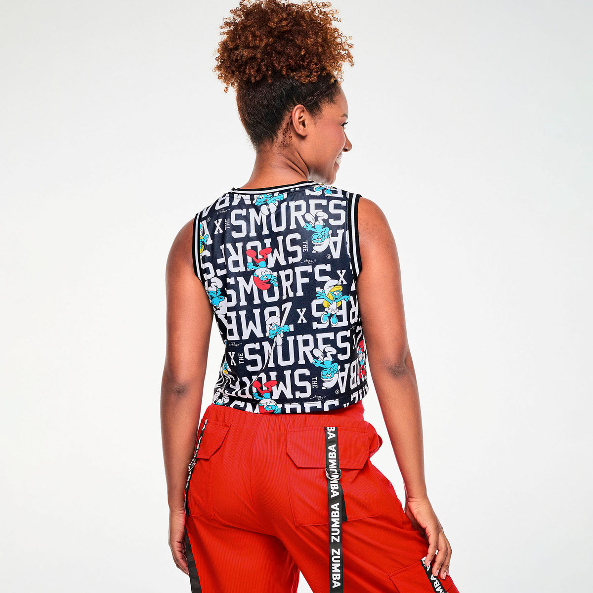 Czarny crop top bez rękawów ze Smerfami – widok z tyłu | Zumba Wear