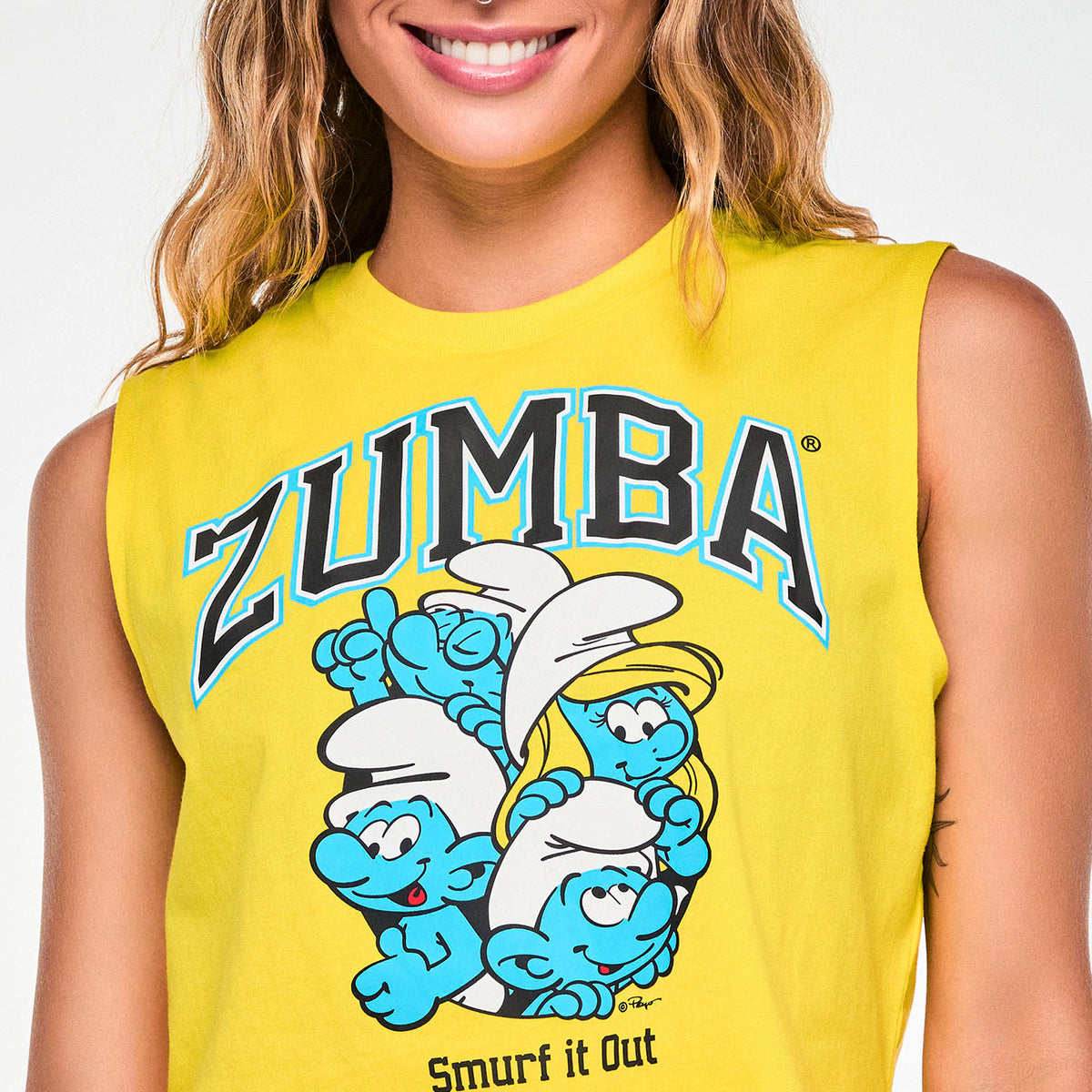 Żółty crop top bez rękawów ze Smerfami – detal nadruku Smurf it Out | Zumba Wear