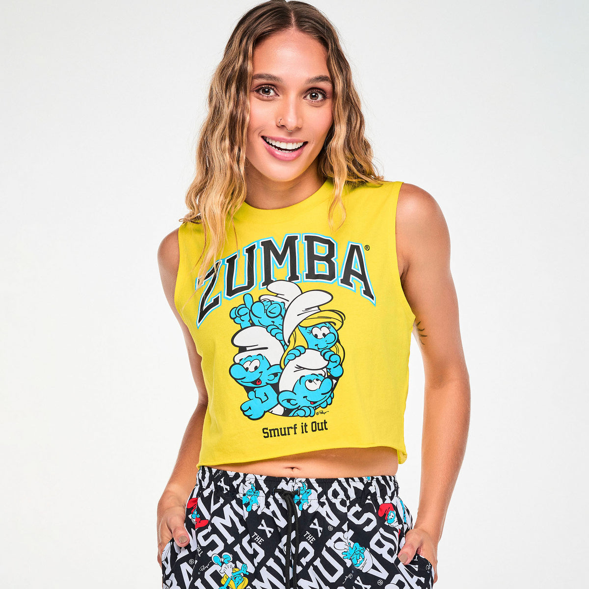 Żółty crop top bez rękawów ze Smerfami – widok z przodu | Zumba Wear