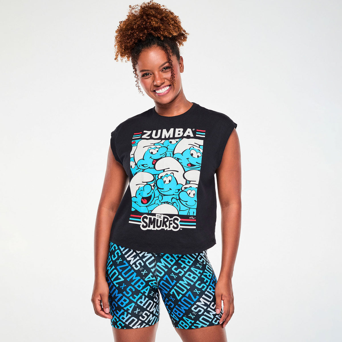 Czarna koszulka z obniżonymi ramionami i Smerfami – widok z przodu | Zumba Wear