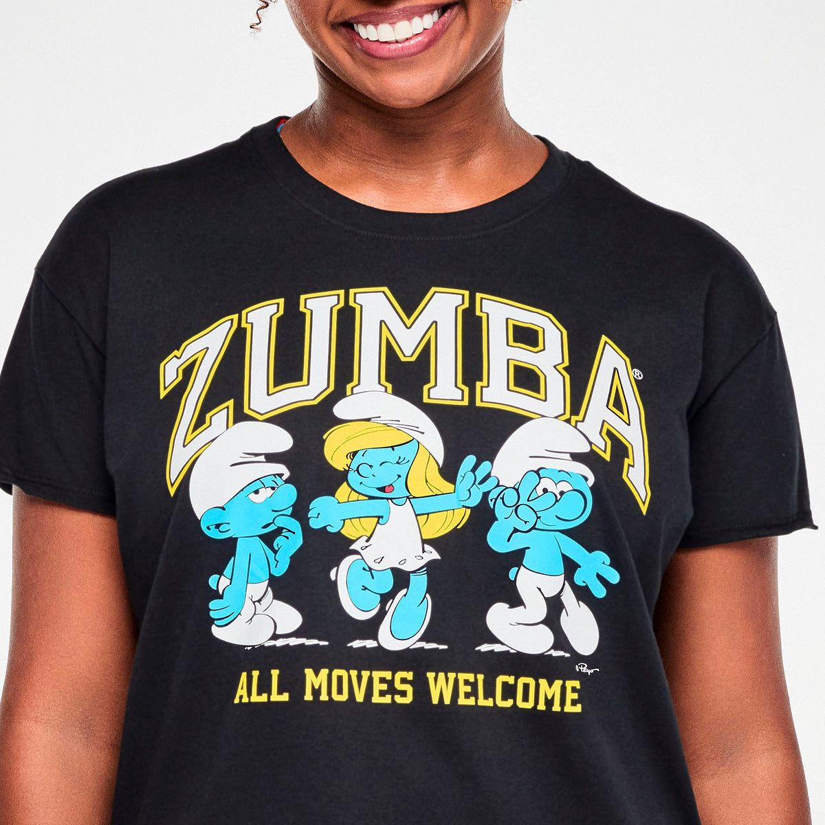 Czarna koszulka z zaokrąglonym dołem i Smerfami – detal nadruku All Moves Welcome | Zumba Wear