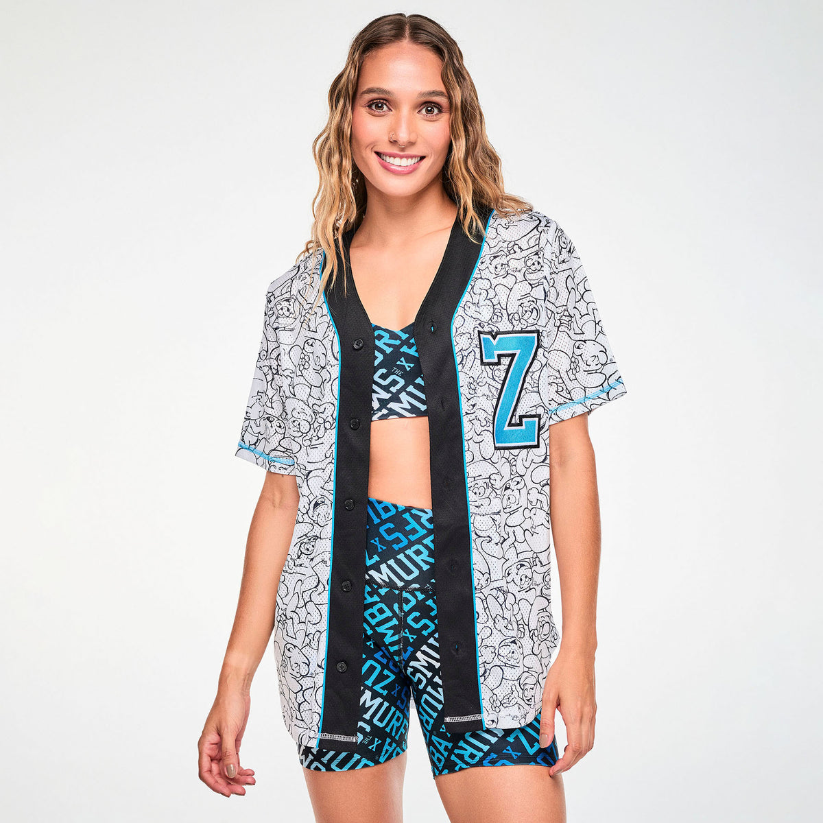 Biała koszula bejsbolowa ze Smerfami – widok z przodu na modelce | Zumba Wear