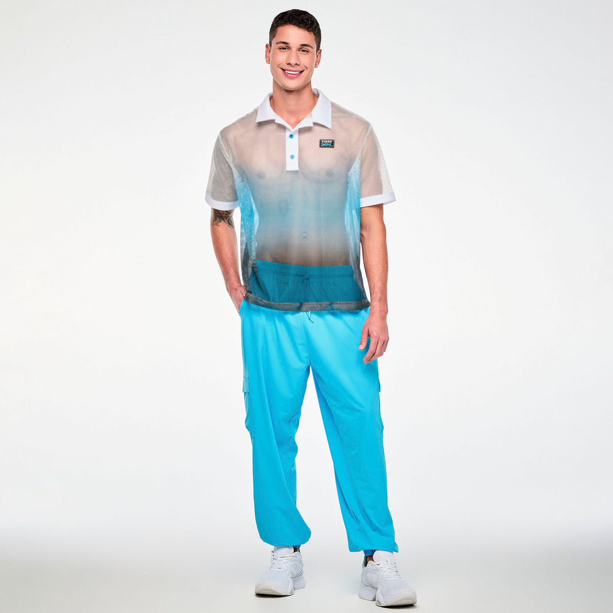 Biało-niebieska koszulka polo oversize z siateczki – sylwetka modela | Zumba Wear