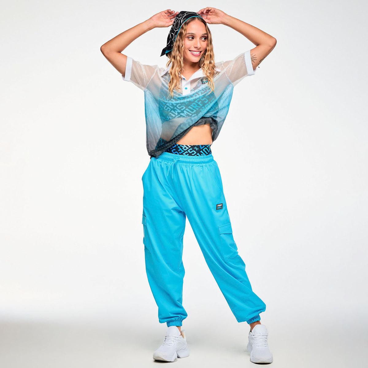 Biało-niebieska koszulka polo oversize z siateczki – sylwetka modelki | Zumba Wear