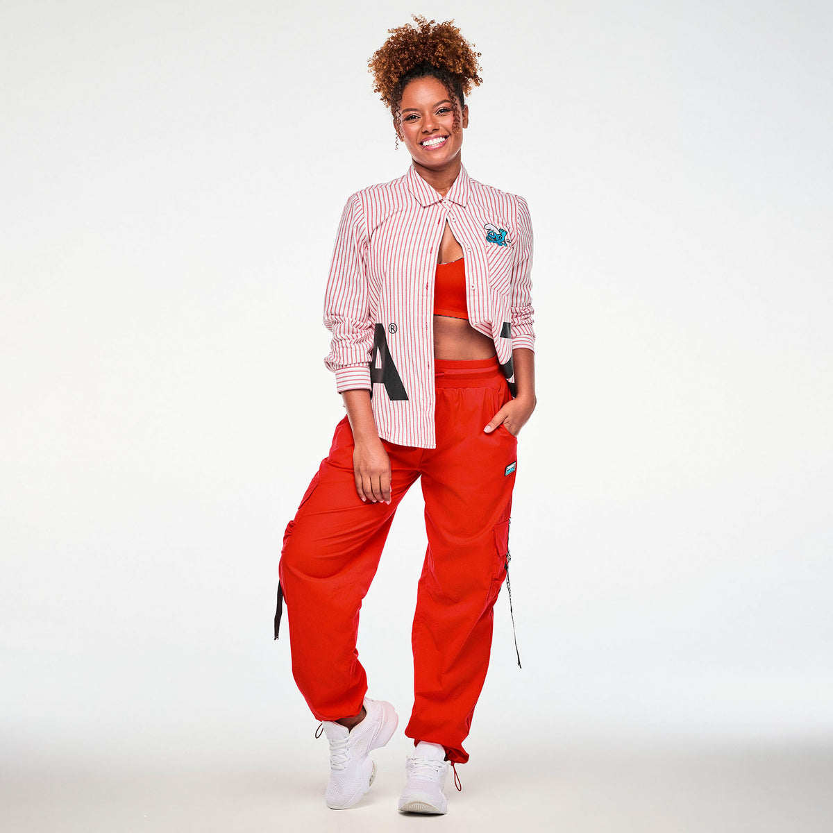 Czerwono-biała koszula w paski z napisem ZUMBA – stylizacja z czerwonymi spodniami | Zumba Wear