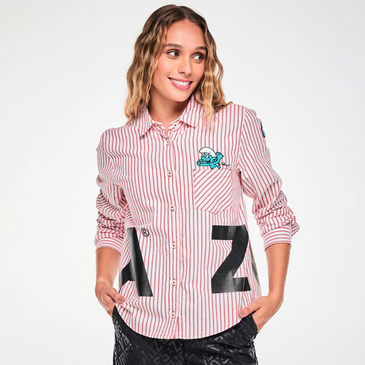 Czerwono-biała koszula w paski z napisem ZUMBA – widok z przodu – ujęcie 2 | Zumba Wear