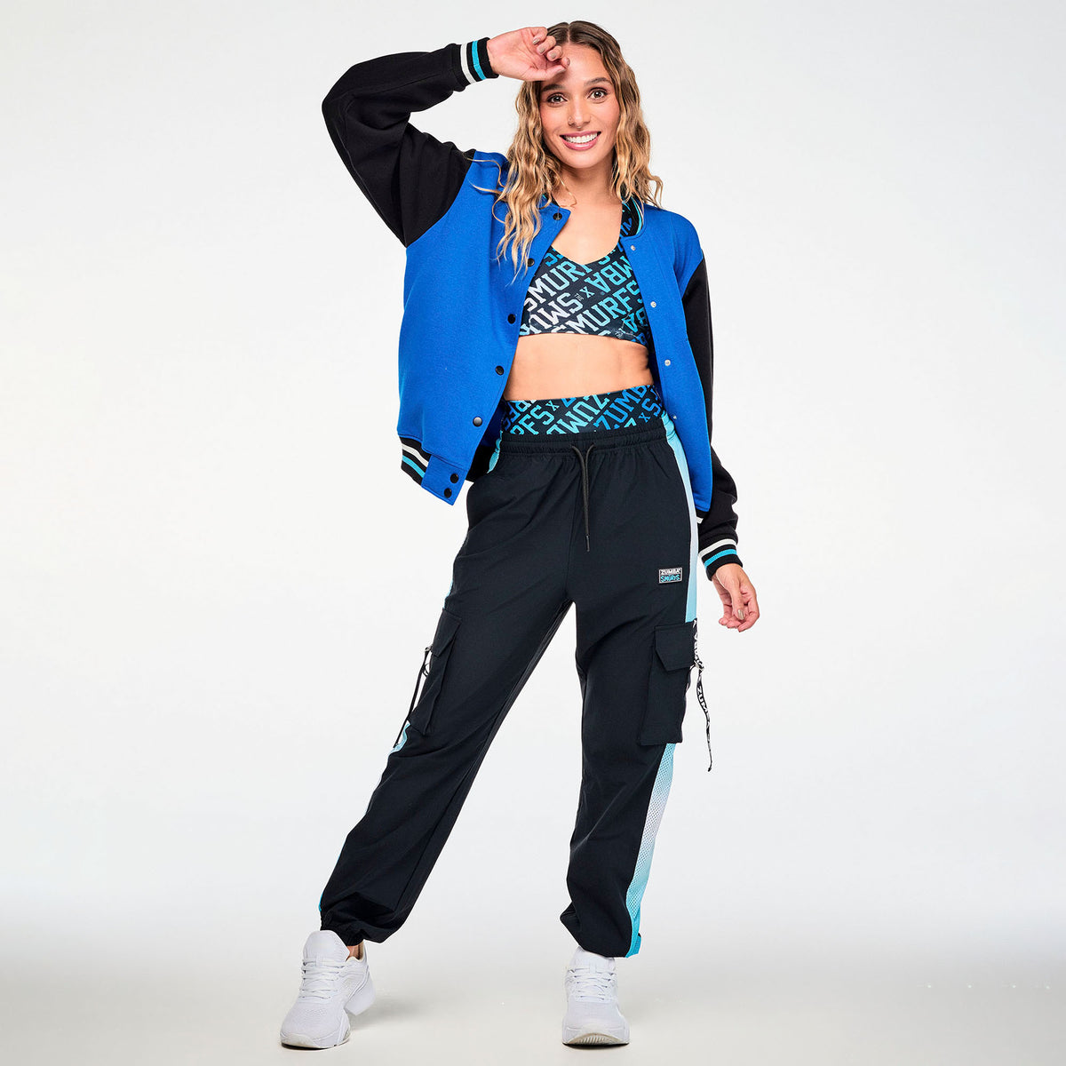 Niebieska kurtka bejsbolówka ze Smerfem – stylizacja ze spodniami | Zumba Wear