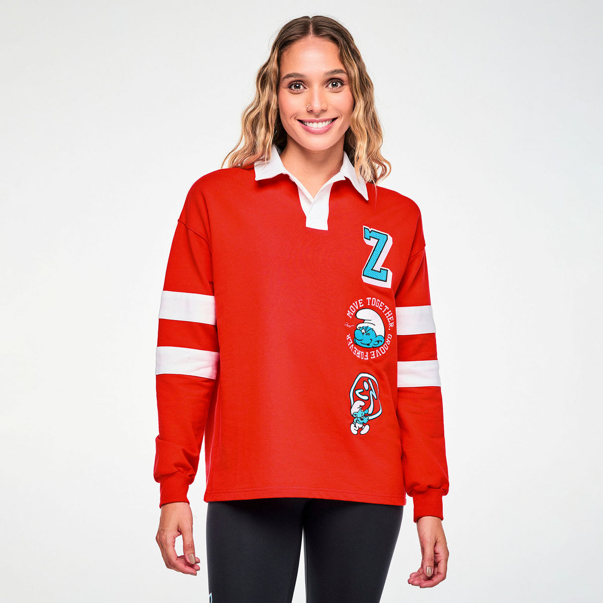 Czerwona bluza polo rugby ze Smerfami – widok z przodu na modelce | Zumba Wear