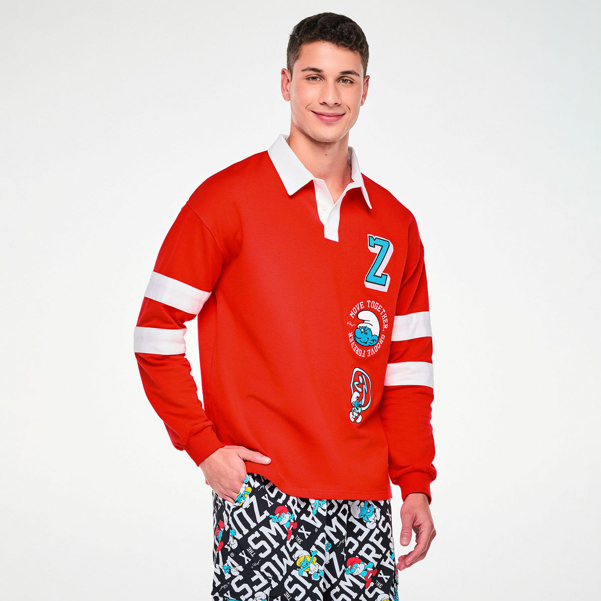 Czerwona bluza polo rugby ze Smerfami – widok z przodu na modelu | Zumba Wear