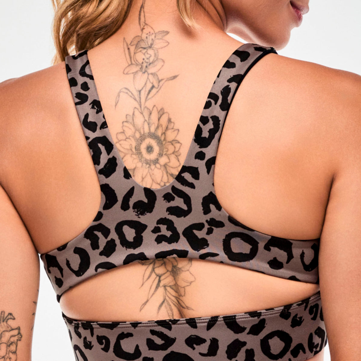Brązowy stanik sportowy w panterkę — Zumba Wear FW26 Modal