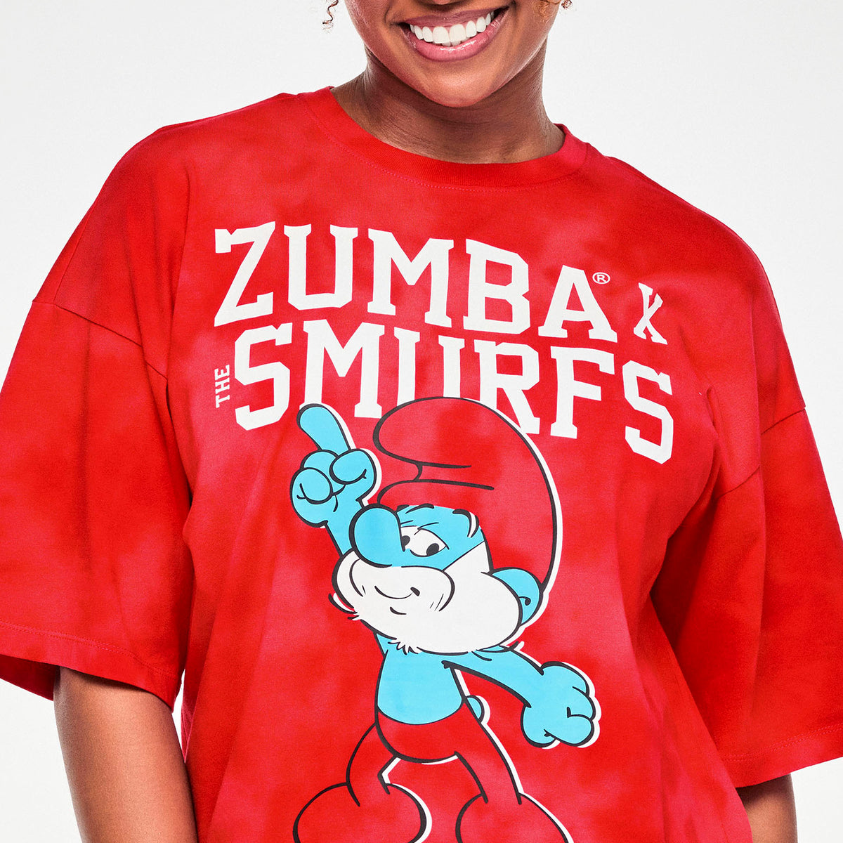 Czerwona koszulka oversize z Papą Smerfem – detal nadruku z Papą Smerfem | Zumba Wear