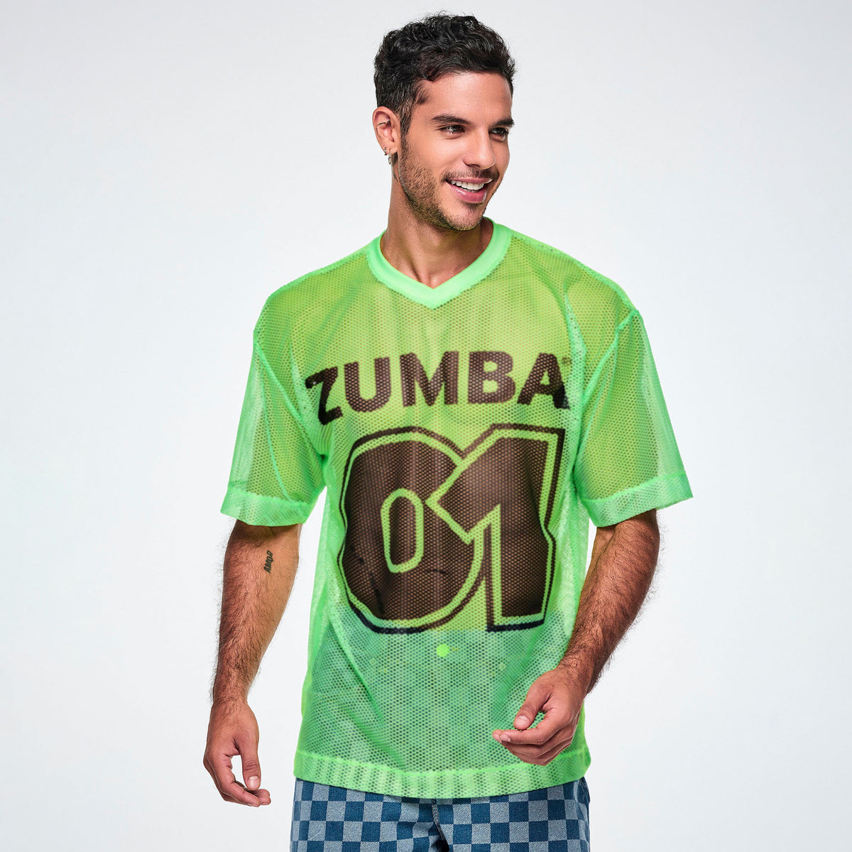 Zielona koszulka oversize z siateczki z dekoltem V – widok z przodu na modelu | Zumba Wear