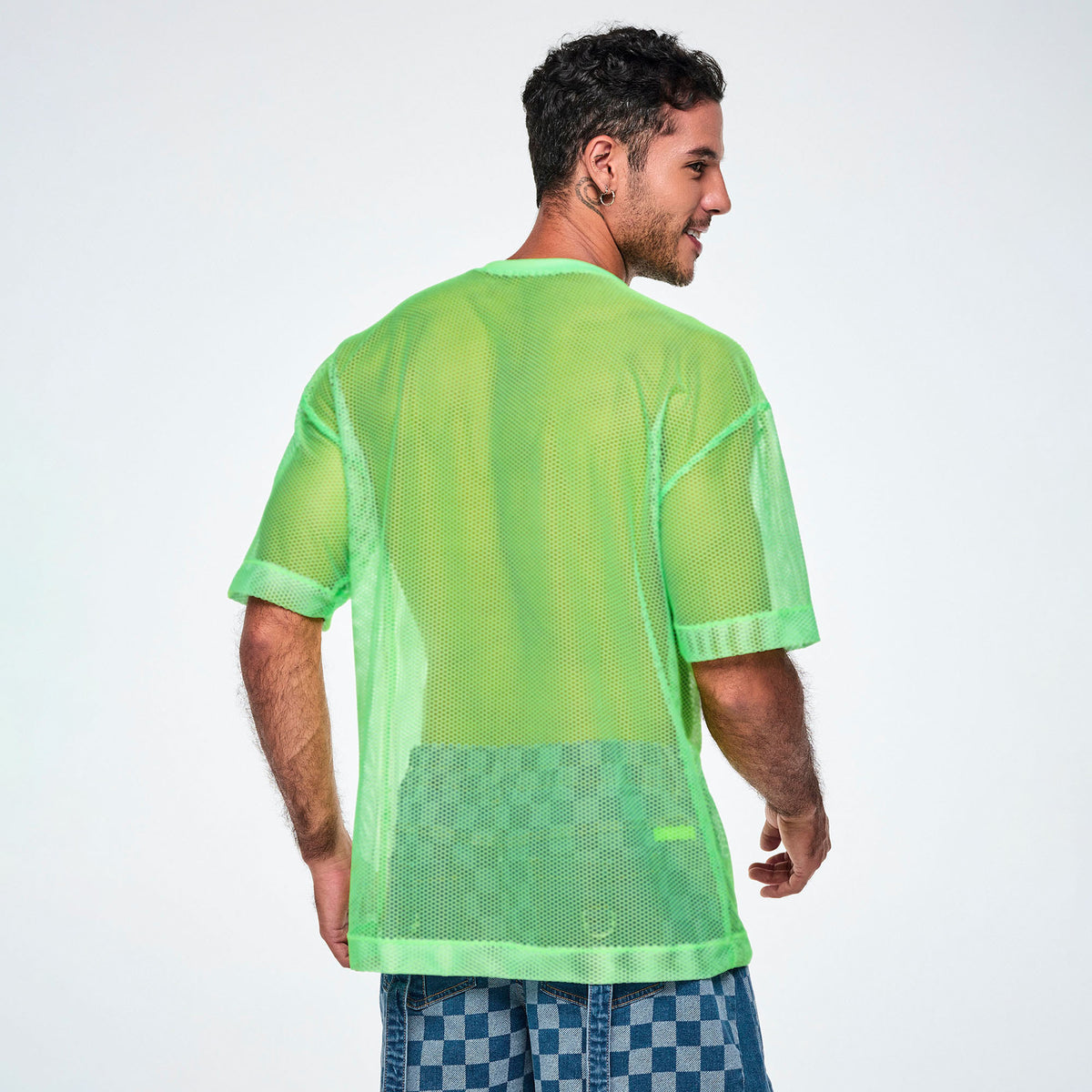 Zielona koszulka oversize z siateczki z dekoltem V – widok z tyłu na modelu | Zumba Wear