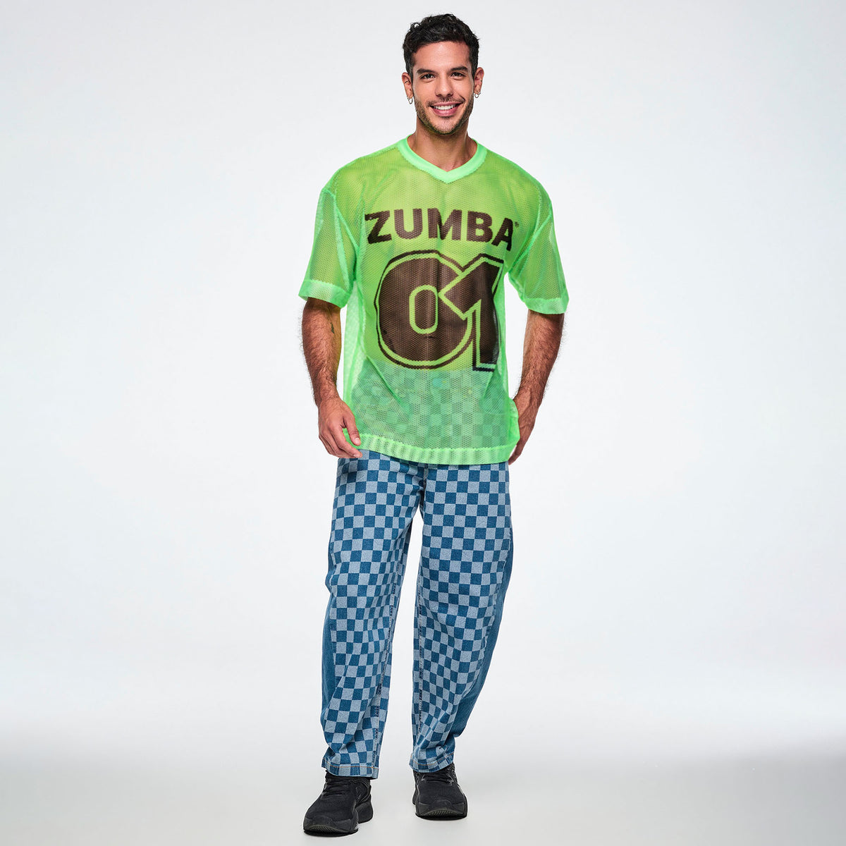 Zielona koszulka oversize z siateczki z dekoltem V – sylwetka modela | Zumba Wear