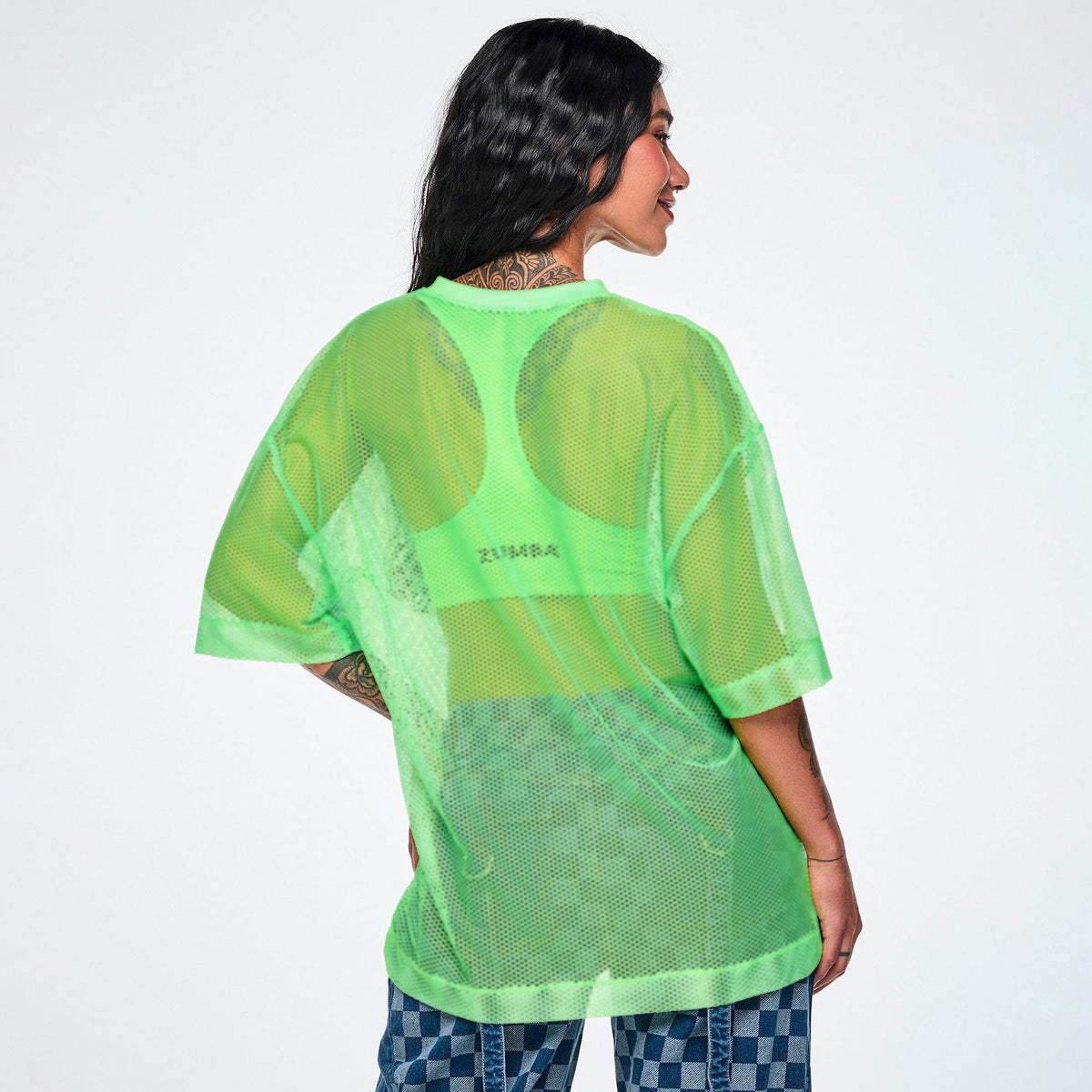 Zielona koszulka oversize z siateczki z dekoltem V – widok z tyłu | Zumba Wear