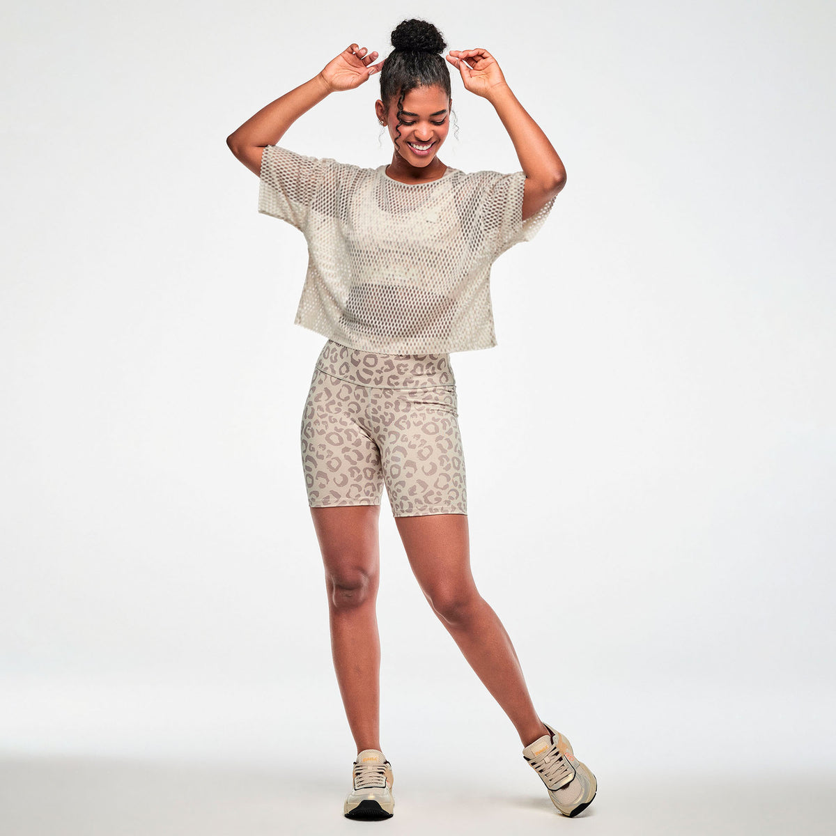 Beżowy krótki top z siateczki — Zumba Wear FW26 Modal
