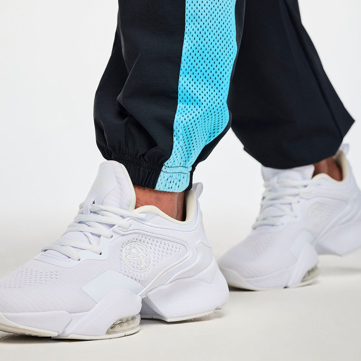 Czarne spodnie cargo unisex z siateczkowymi lampasami – ściągacz przy nogawce | Zumba Wear