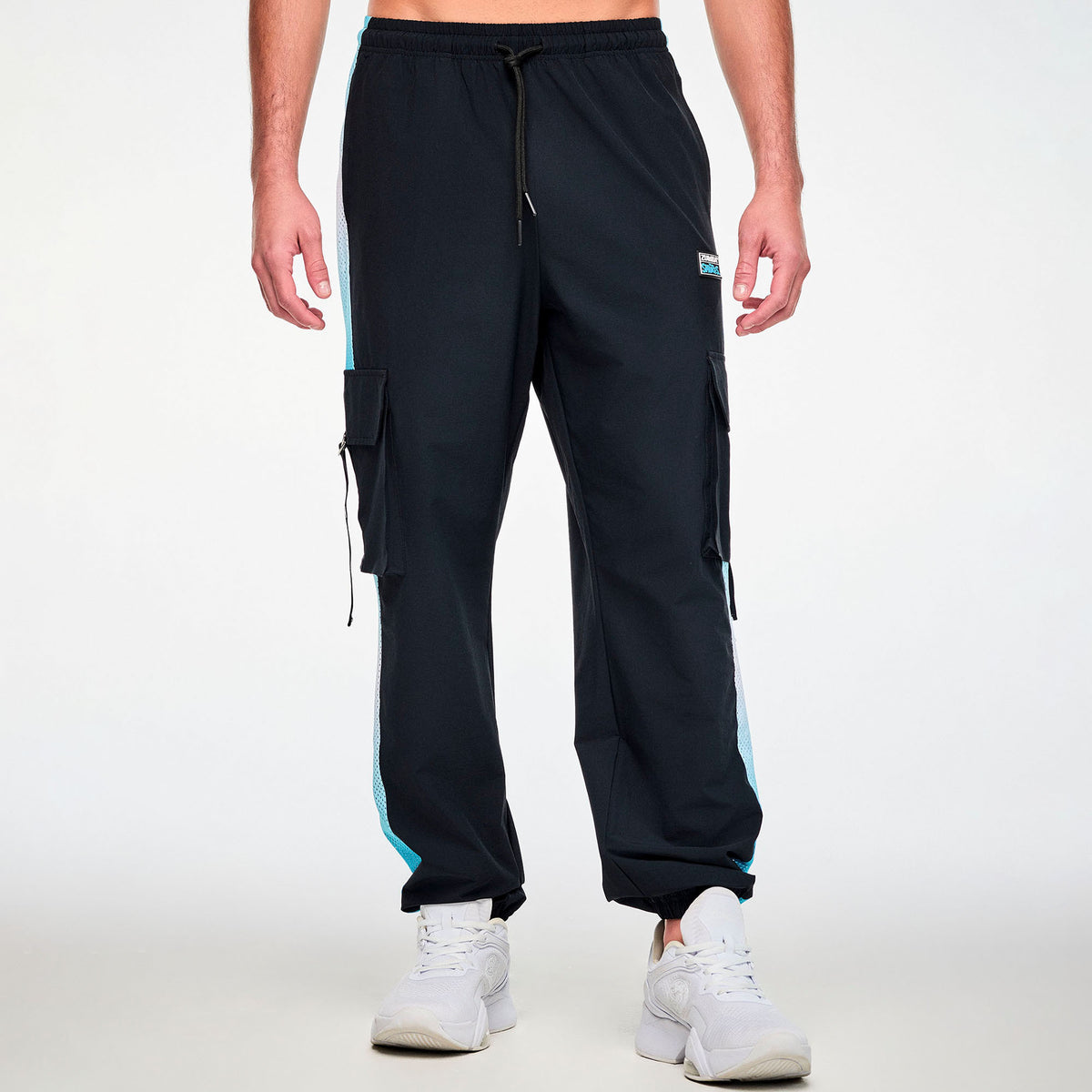 Czarne spodnie cargo unisex z siateczkowymi lampasami – widok z przodu na modelu | Zumba Wear